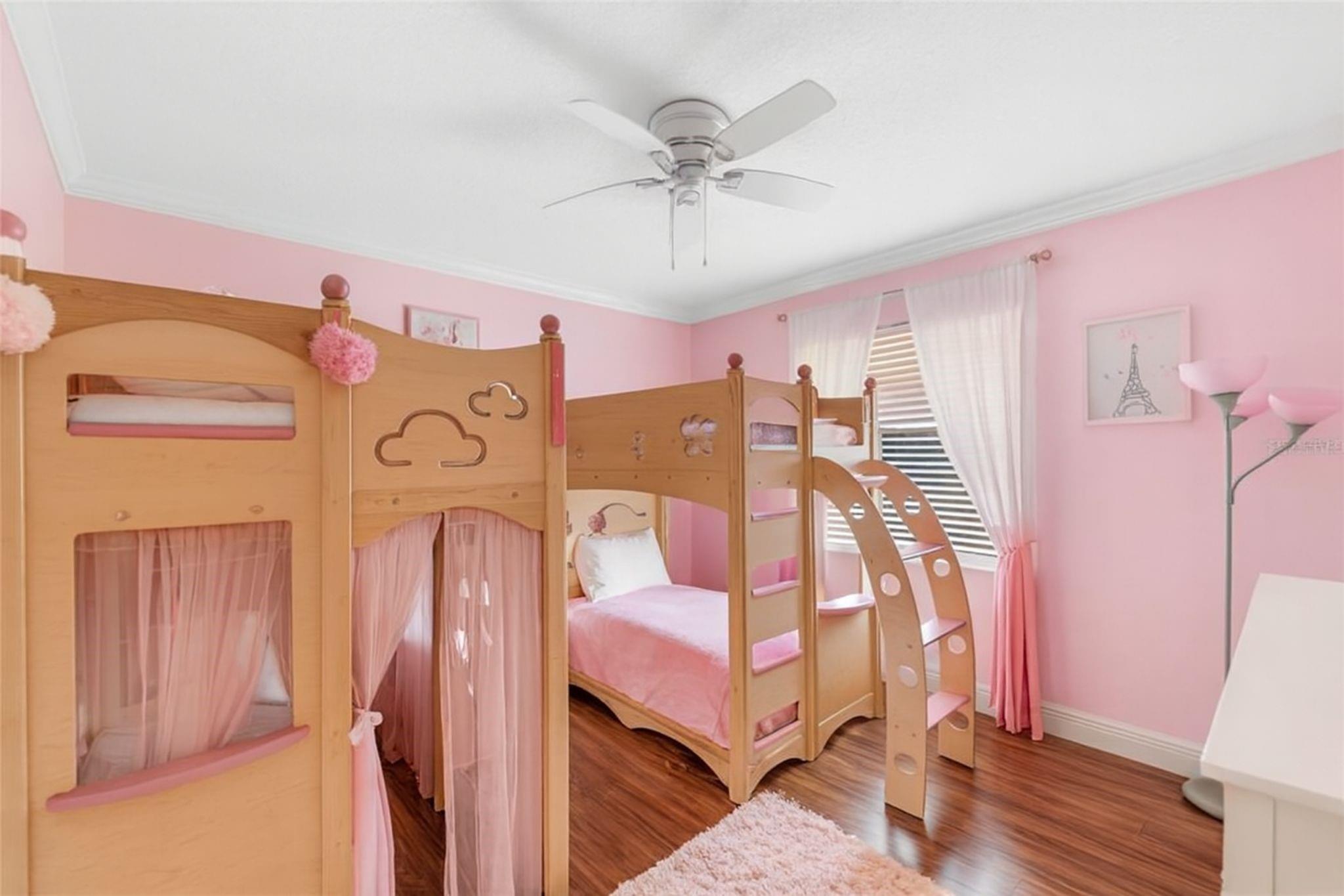 Glenoaks 113-41 B - Residential