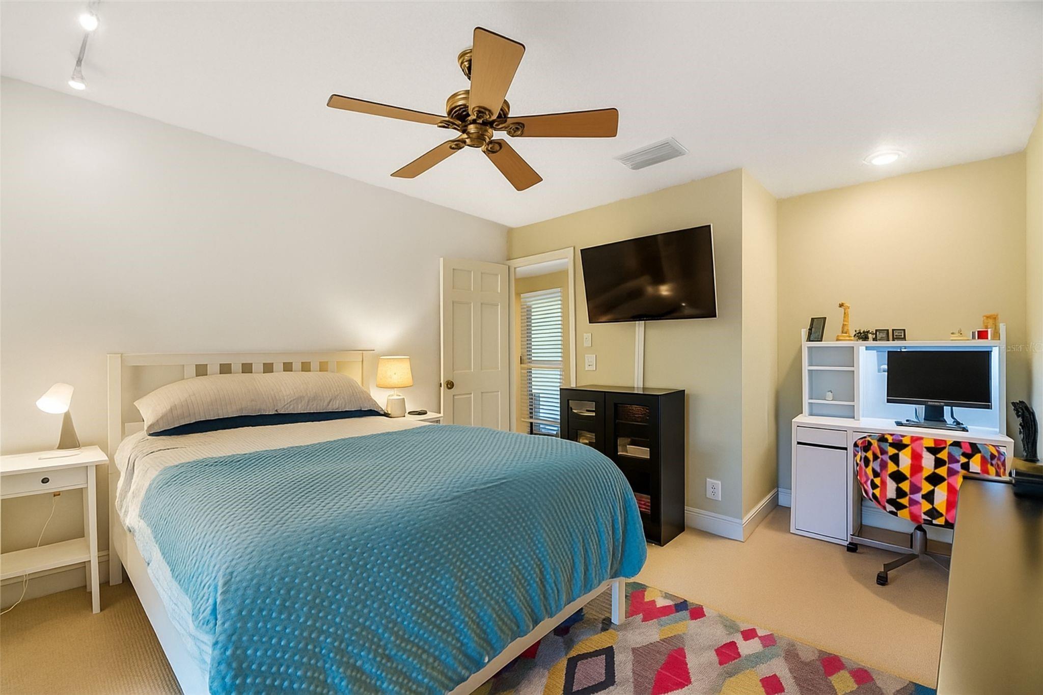 Glenoaks 113-41 B - Residential