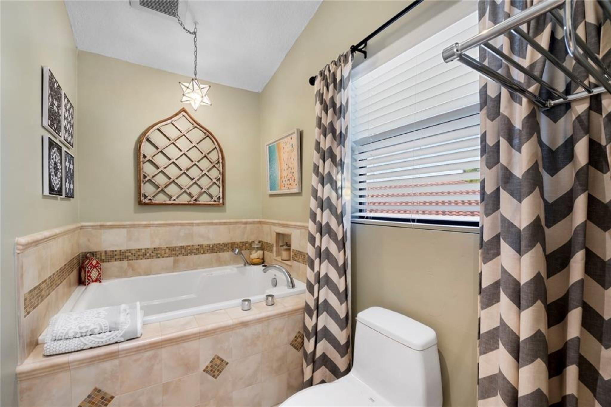 Glenoaks 113-41 B - Residential