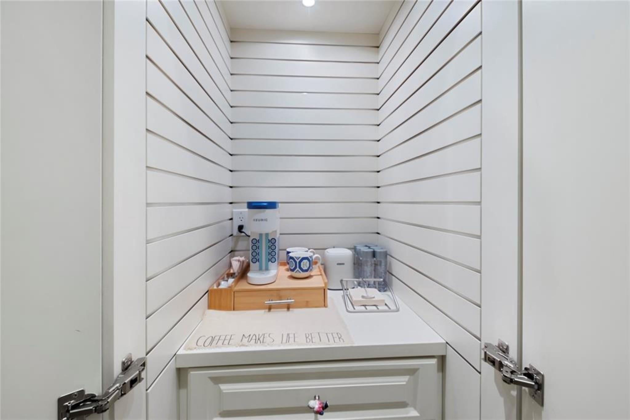 Glenoaks 113-41 B - Residential