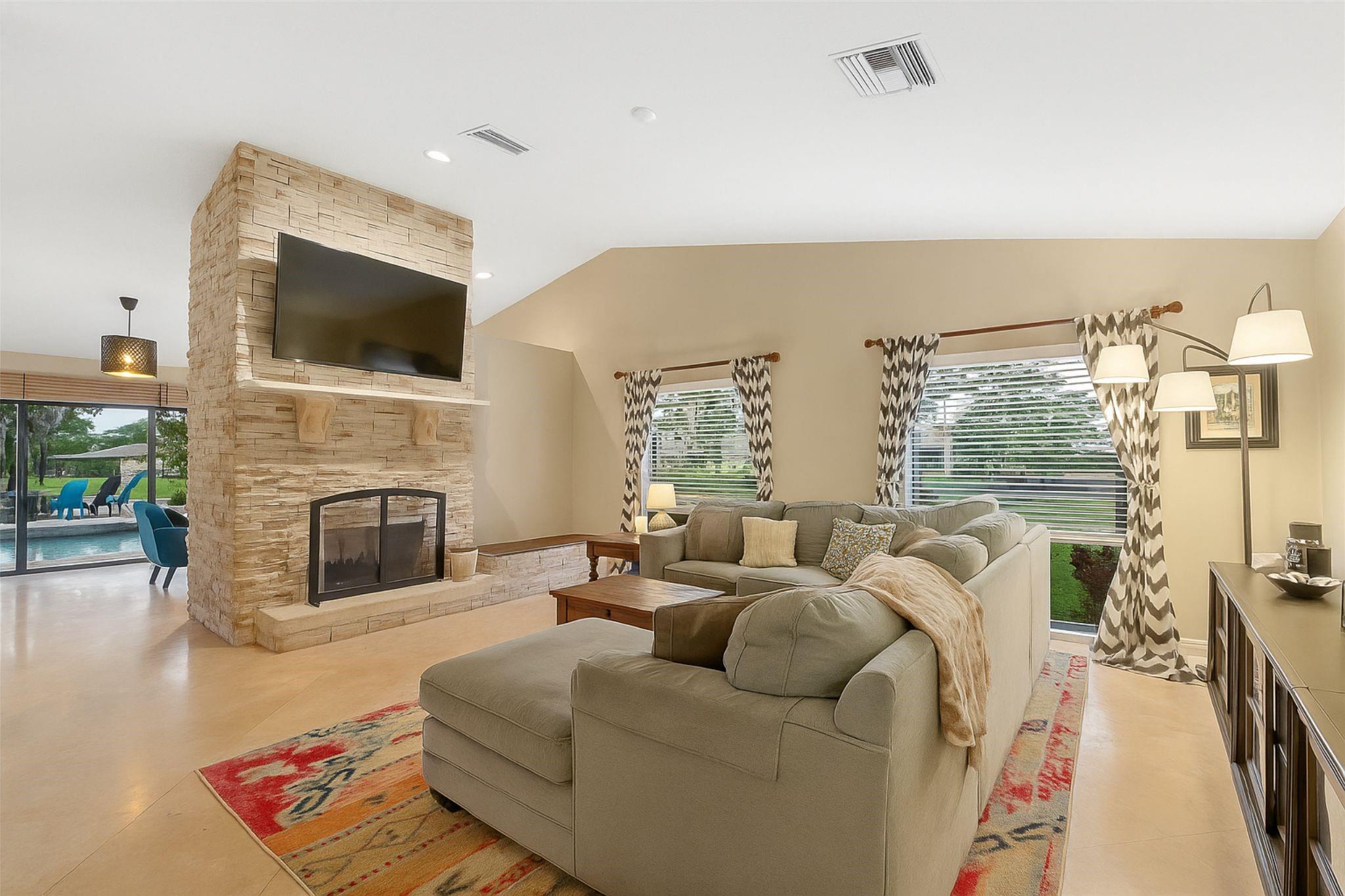 Glenoaks 113-41 B - Residential