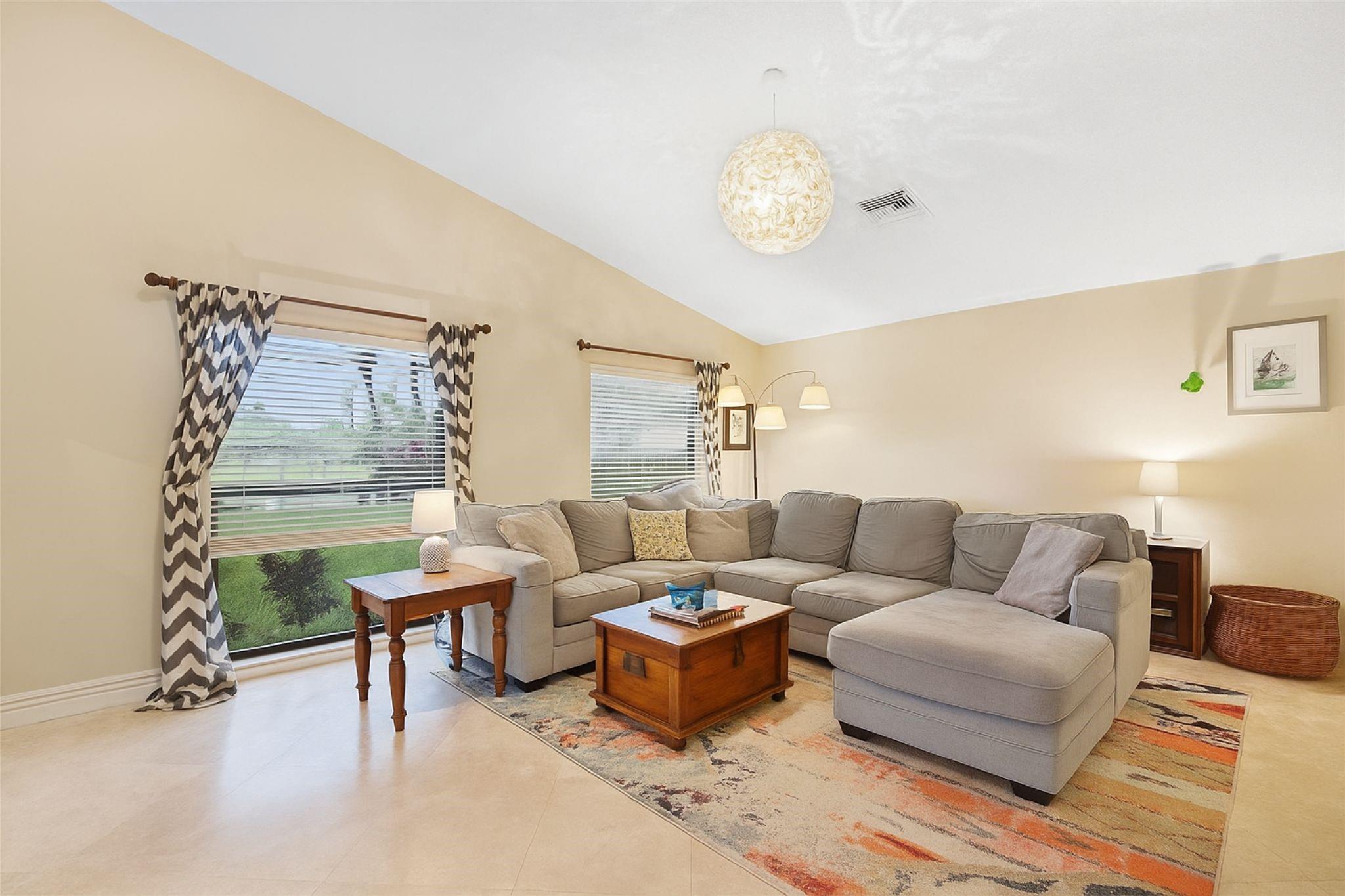 Glenoaks 113-41 B - Residential
