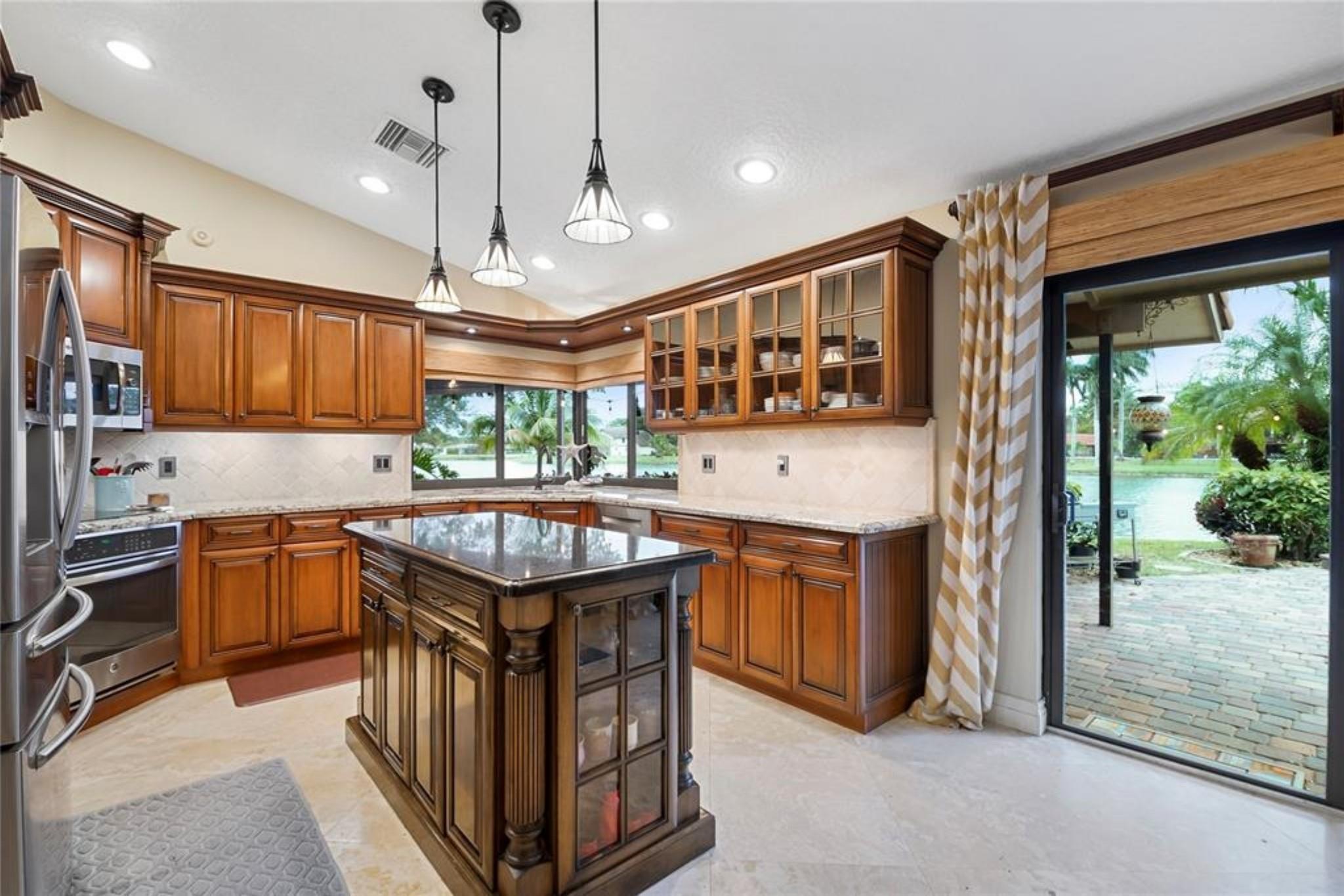 Glenoaks 113-41 B - Residential