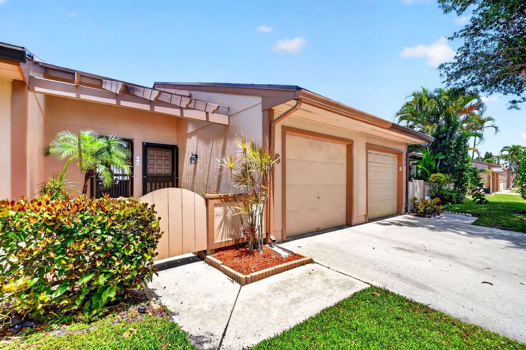 Photo of 6 Farnworth Drive, Boynton Beach, FL 33426 (MLS # B26015918)