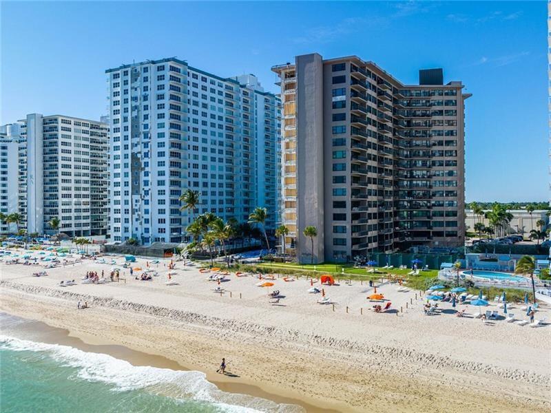 Probably the cutest, cleanest, spotless, 1/1.5 furnished unit for rent on the beach. New furniture, brand
new renovated kitchen with new appliances. Ocean view and tennis court view- Nice building with friendly
neighbors- Fully furnished- just bring your toothbrush!! This is available Annual ($2,600/month) or Seasonal Rental ($3,500/month).