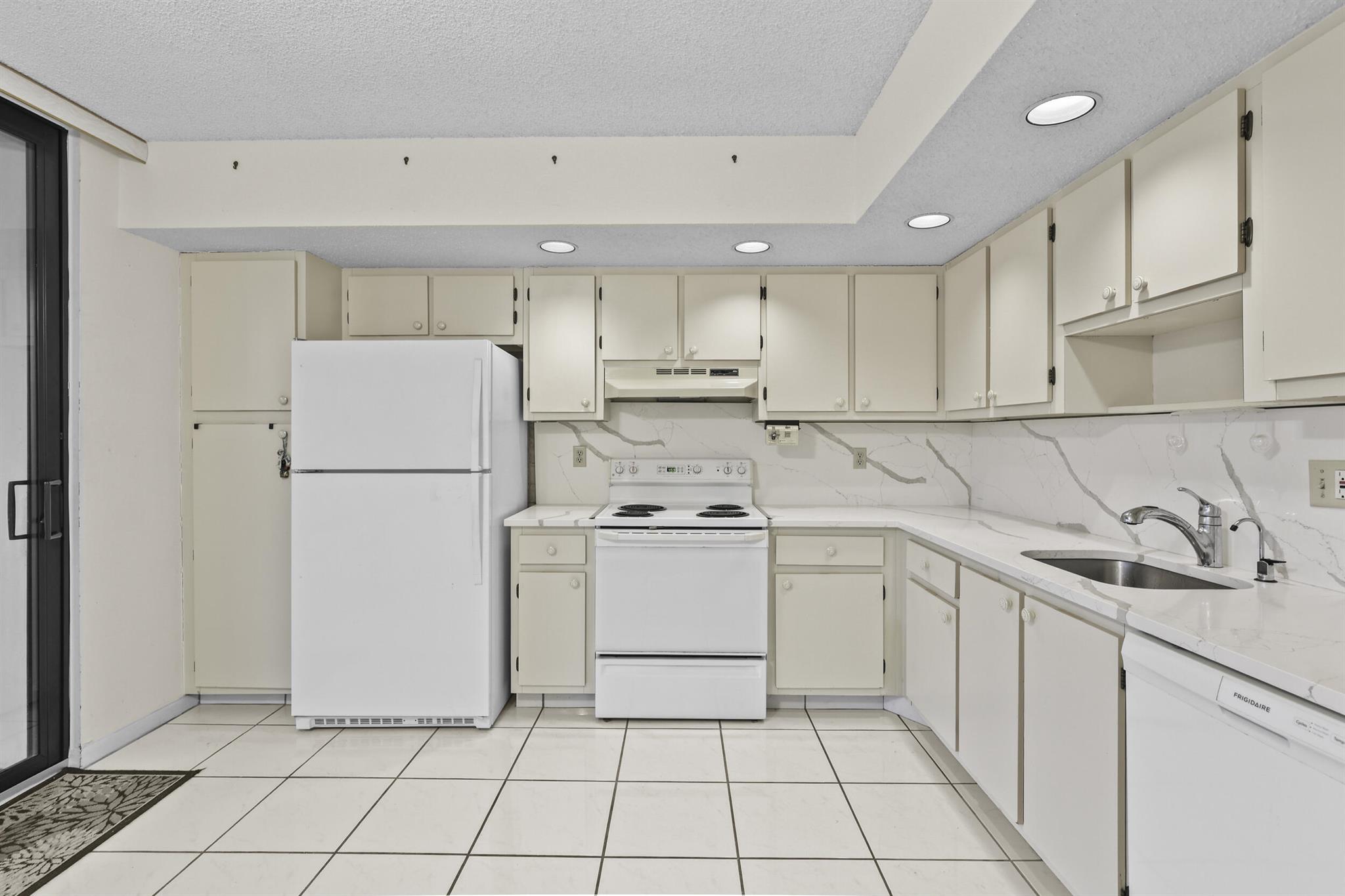 COCONUT PALM CONDO - Residential