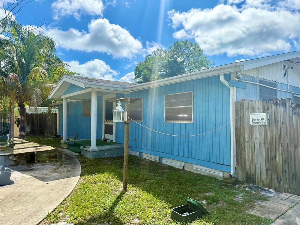 Photo of 3752 SE Lincoln Street, Stuart, FL 34997 (MLS # R11118572)