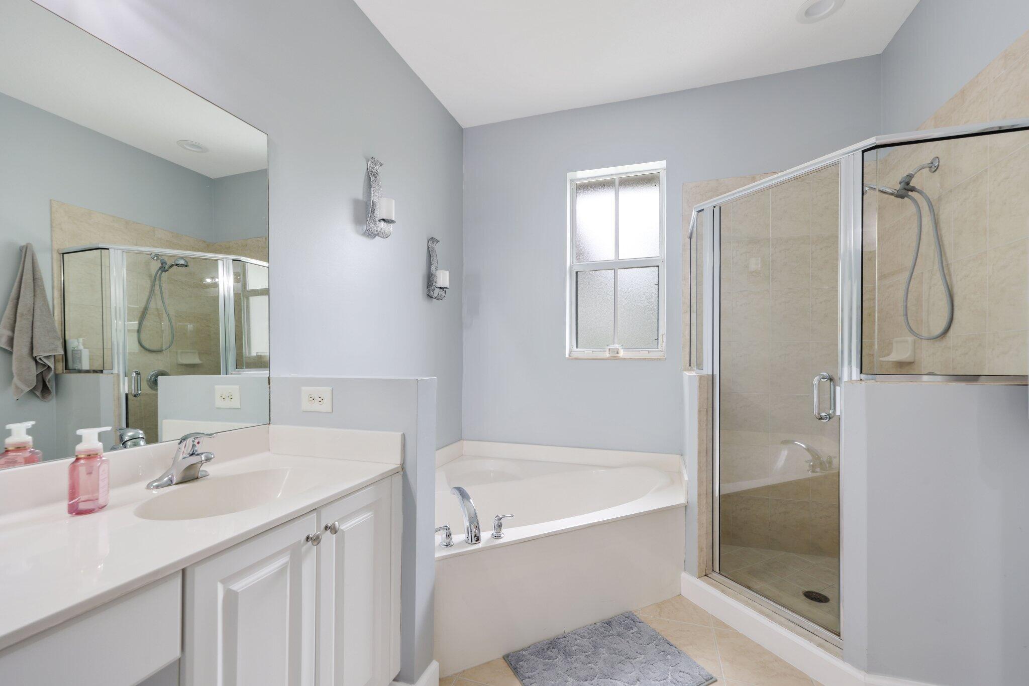 PALOMA LAKES CONDOMINIUM - Residential