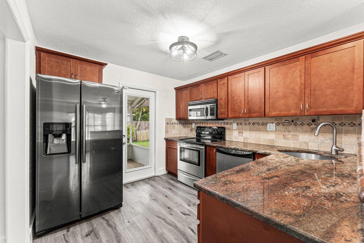 2800 NE 8th Avenue NE