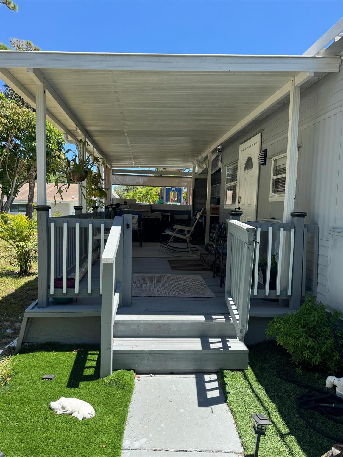 Charming mobile home featuring 3 bedrooms, 2 bathrooms, All age, a modern kitchen with brand-new stainless steel appliances, laundry room, outdoor kitchen, and a spacious, breezy porch perfect for relaxing.Located in a community '' The Meadows '' with amazing amenities: playground, BBQ area, gym, pool, basketball court, and clubhouse -- all just steps away! Enjoy its prime location, close to the PGA Mall, university, public transportation, and only minutes from the beach. Includes parking for 2 cars and a storage room. Your Dream Home with Lake View Awaits! 📍 Move-in ready and waiting for you!