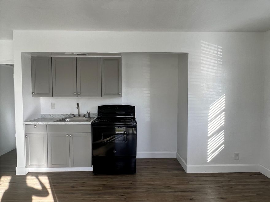 Check out this newly update one bedroom one bathroom apartment in prime location of Hollywood! New flooring, kitchen appliances and cabinetry. Just minutes from fine dining, 24/7 shopping, grocery stores, entertainment, A schools and so much more! You can't go wrong with this apartment and the location.