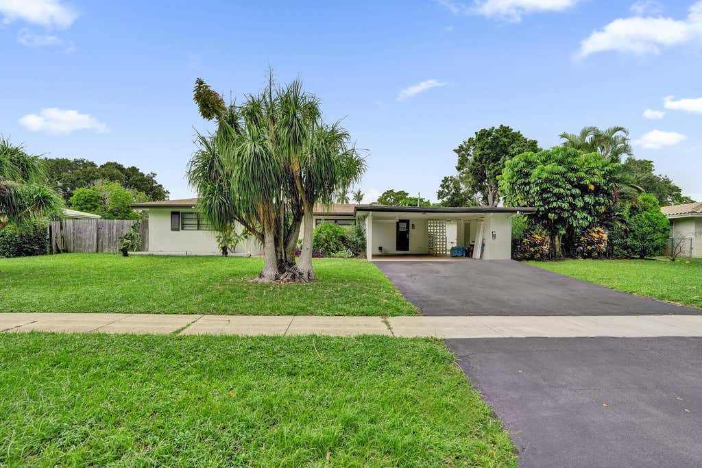 Photo of 885 Azalea Court, Plantation, FL 33317 (MLS # B26060790)