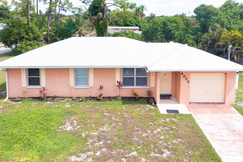 Photo of 4855 SE Arthur Street St, Stuart, FL 34997 (MLS # R10827568)