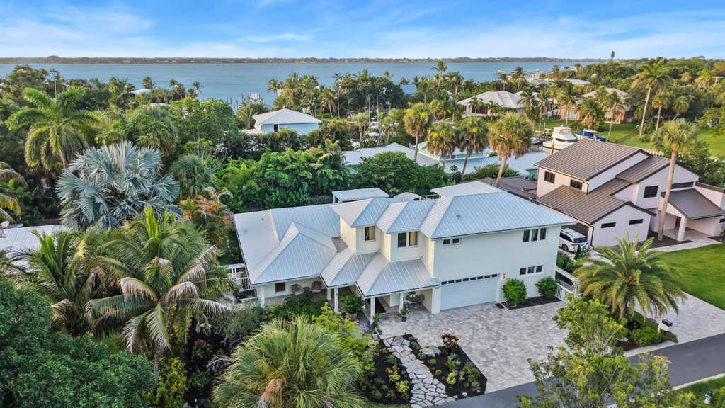 Photo of 1117 SE OSCEOLA Street, Stuart, FL 34996 (MLS # B26064682)
