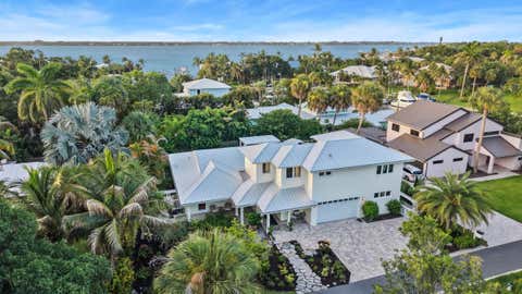 Photo of 1117 SE OSCEOLA Street, Stuart, FL 34996 (MLS # B26064682)