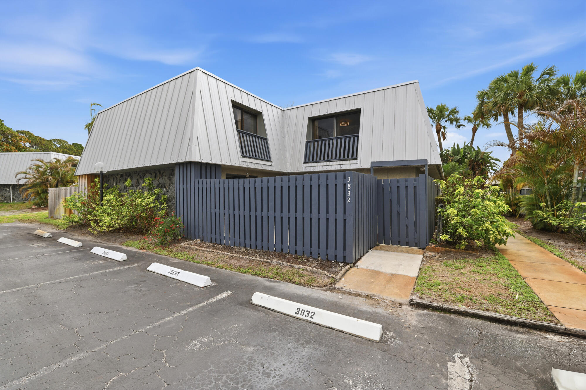 THE COURT YARDS CONDO - Residential