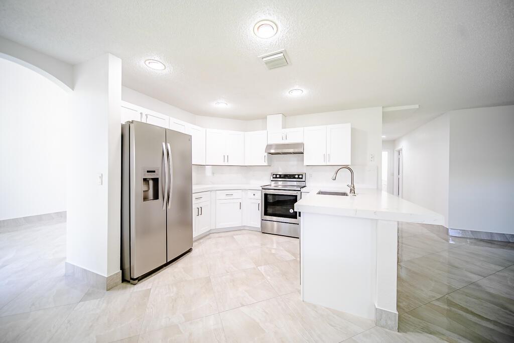 LAKE CHARLESTON - Residential Lease