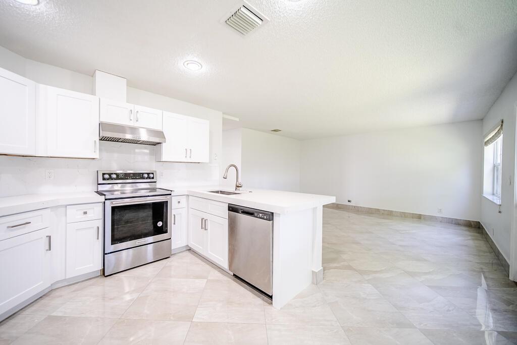 LAKE CHARLESTON - Residential Lease