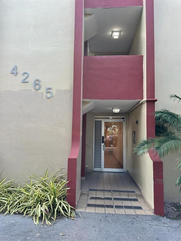 Adorable Remodeled 1-Bedroom Apartment!
Fall in love with this super cute, fully remodeled one-bedroom gem! Featuring a brand-new kitchen, modern flooring, and a sleek updated bathroom, this cozy space is move-in ready and full of charm.
Located in an amazing central location—just 15 minutes to South Beach, Wynwood, Downtown Miami, and now minutes from the exciting new stadium. Perfect for enjoying everything Miami has to offer!