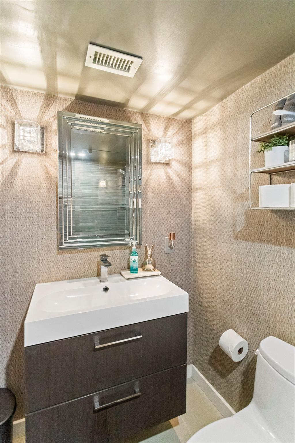 LAKE EMERALD 3 CONDO - Residential