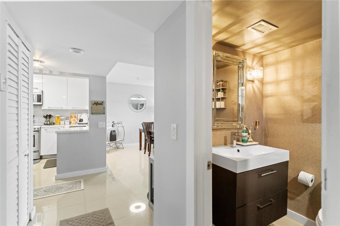 LAKE EMERALD 3 CONDO - Residential