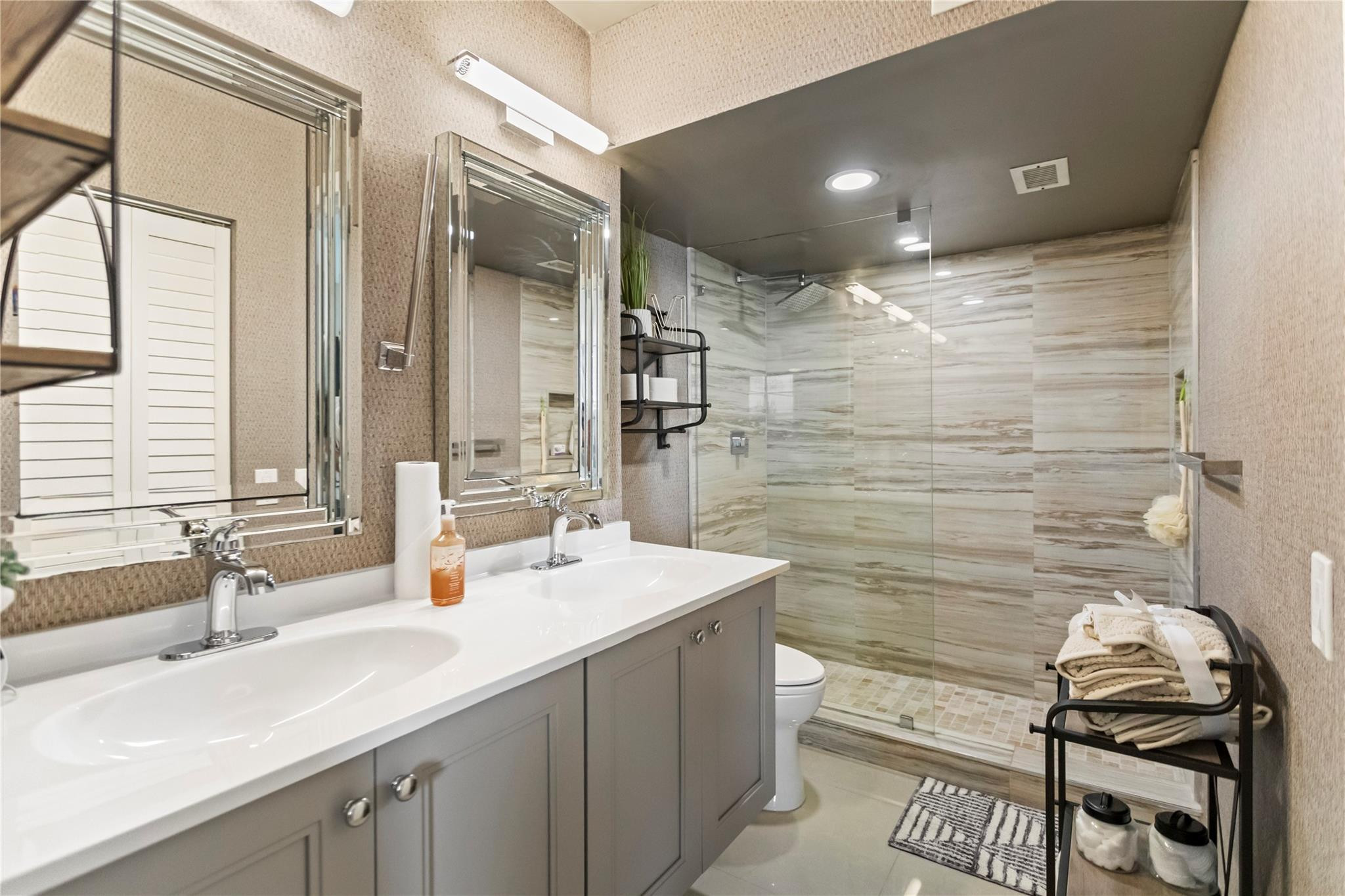 LAKE EMERALD 3 CONDO - Residential