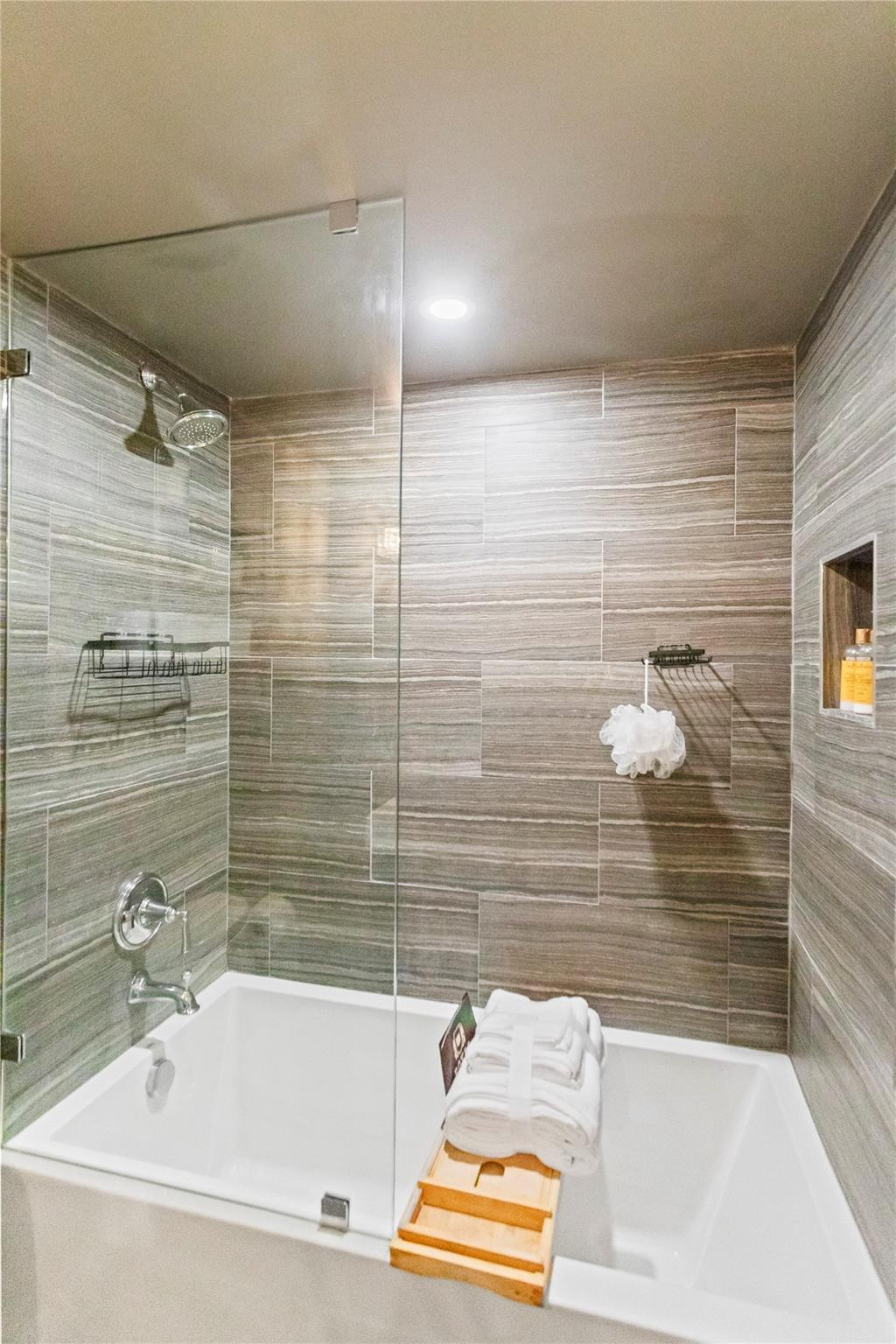 LAKE EMERALD 3 CONDO - Residential