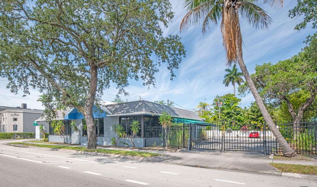 Photo of 1501 NE 4th Avenue, Fort Lauderdale, FL 33304 (MLS # B26030015)