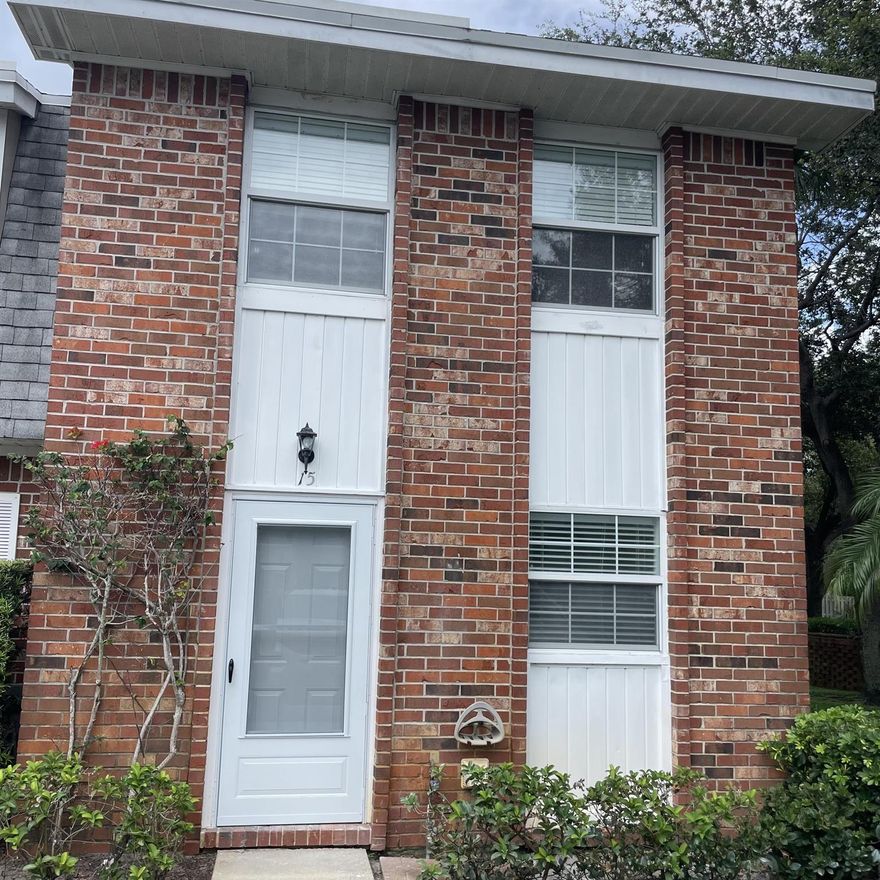 Highly Desirable End-Unit Townhouse in Tequesta!Recent Updates: Fresh Interior PaintNew DoorsStylish New FlooringModern BaseboardsImpact Windows