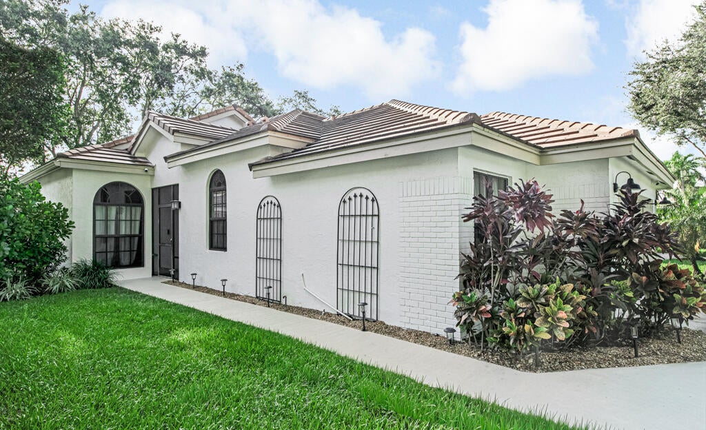 Properties | Stephanie Kaufman 165 SHERWOOD FOREST Drive