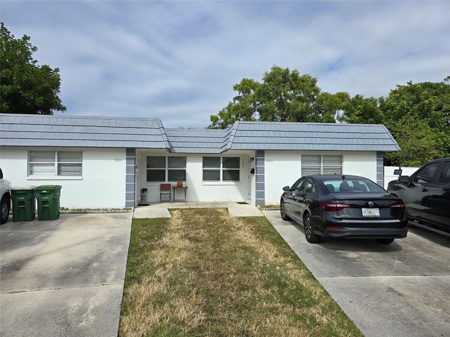 Half a duplex home recently renovated with new kitchen cabinets, white tiles, bathrooms and closets.
Has a very large fenced yard, no HOA and 4 car driveway. Tenant in the process of moving out. Landlord requires credit score of 650+.