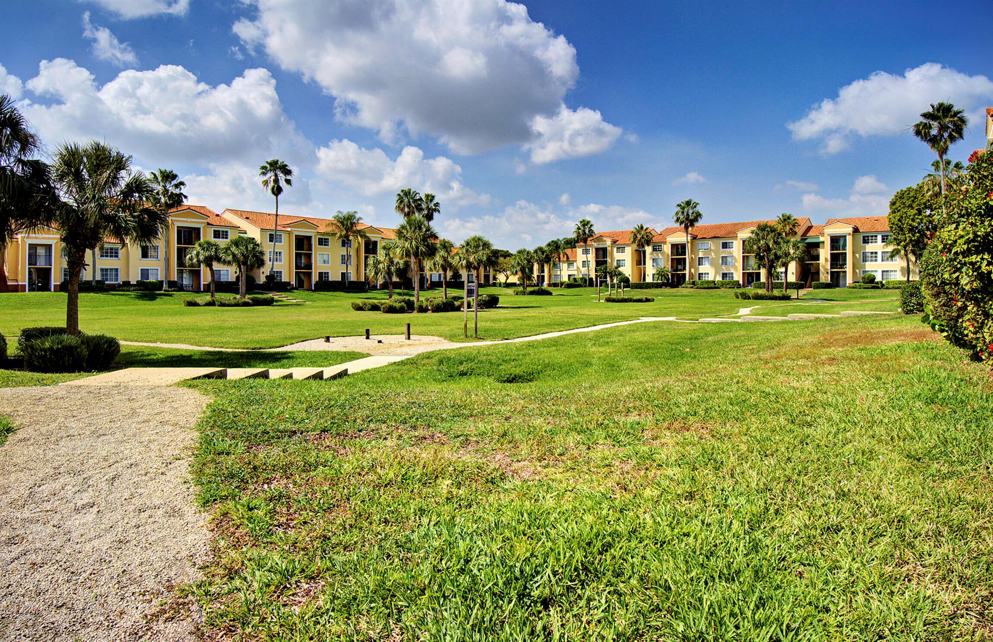 YACHT CLUB ON THE INTRACO - Residential
