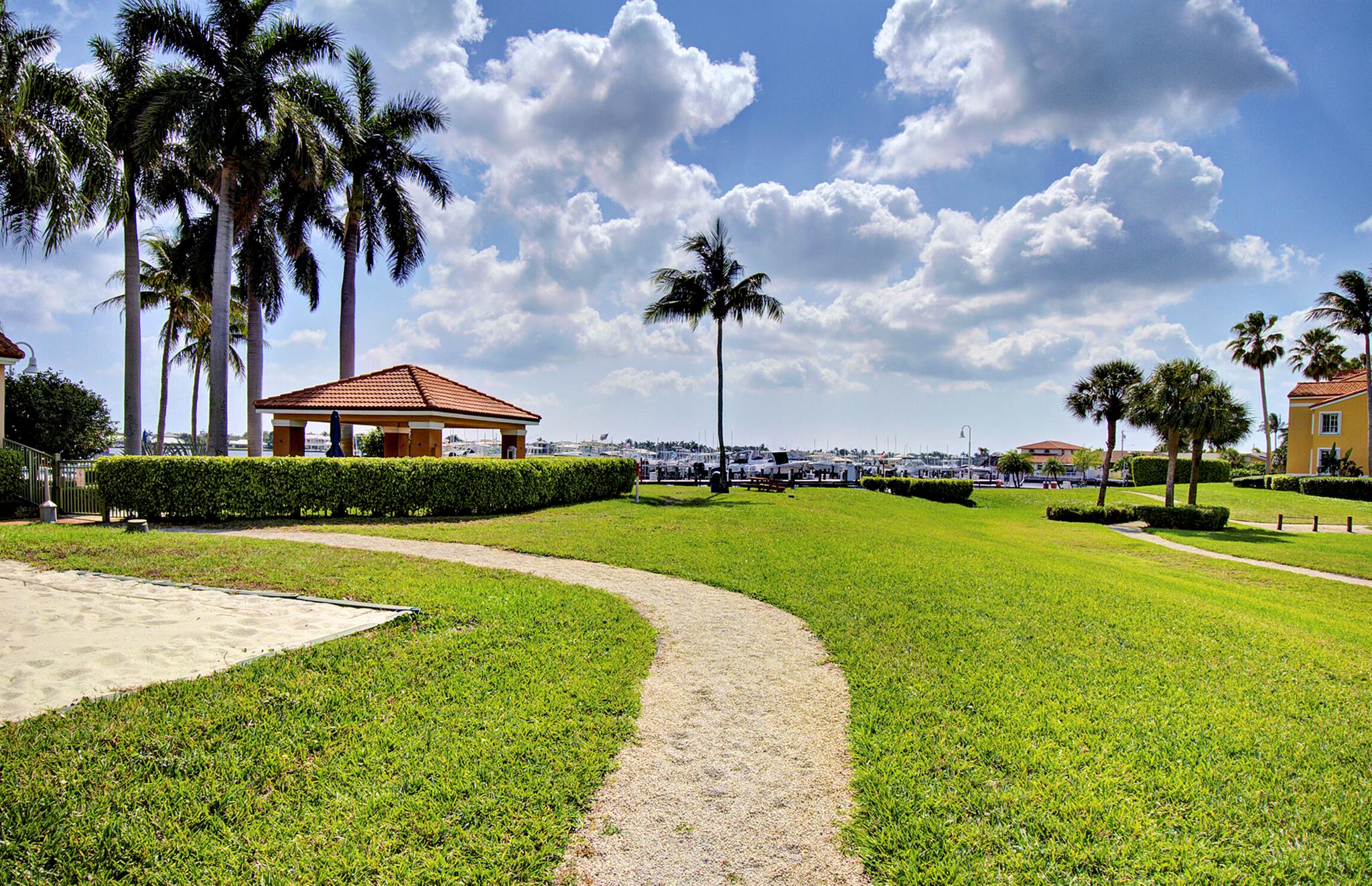 YACHT CLUB ON THE INTRACO - Residential