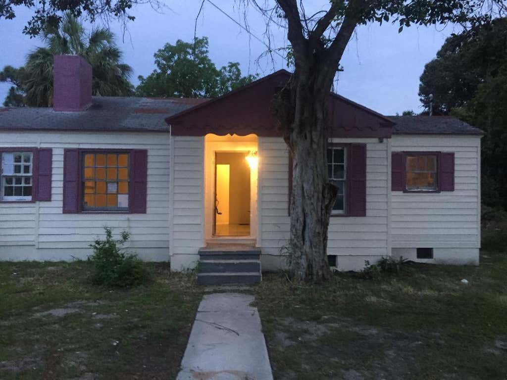 Photo of 729 S 11th Street, Fort Pierce, FL 34950 (MLS # B26061986)