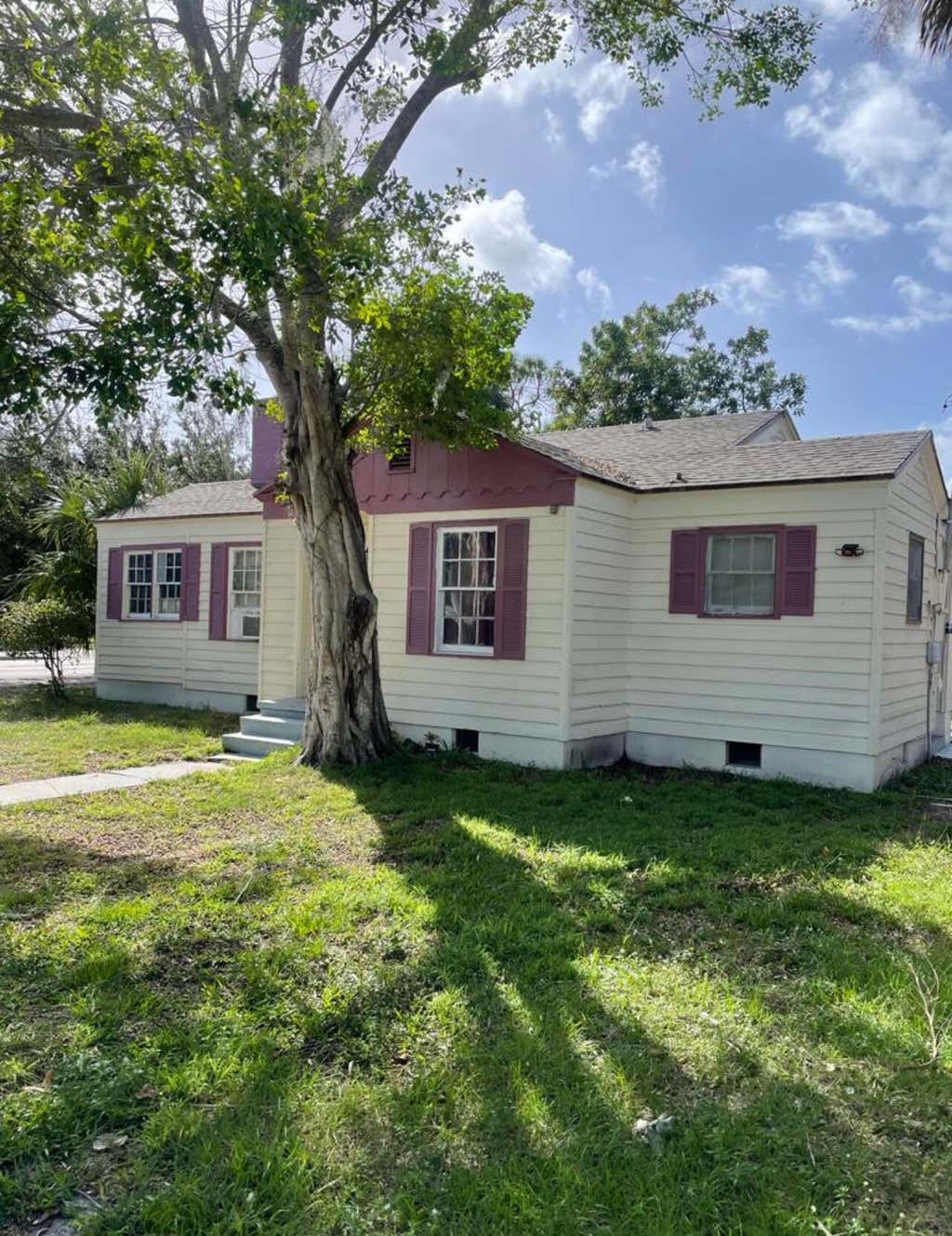Photo of 729 S 11th Street, Fort Pierce, FL 34950 (MLS # B26061986)