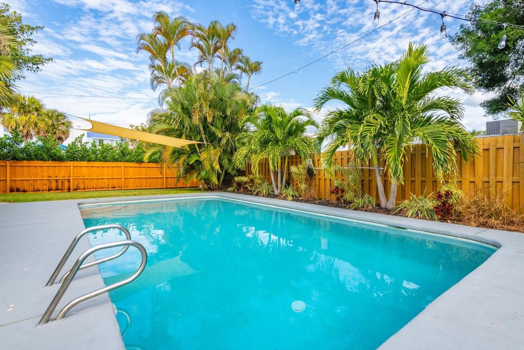 Photo of 500 Ivy Avenue, Palm Beach Gardens, FL 33410 (MLS # F10538875)