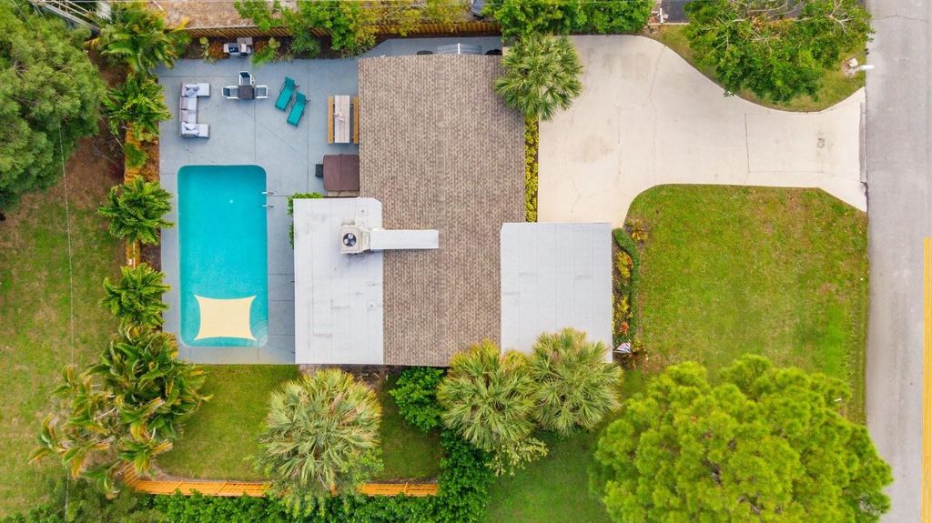 Photo of 500 Ivy Avenue, Palm Beach Gardens, FL 33410 (MLS # F10538875)