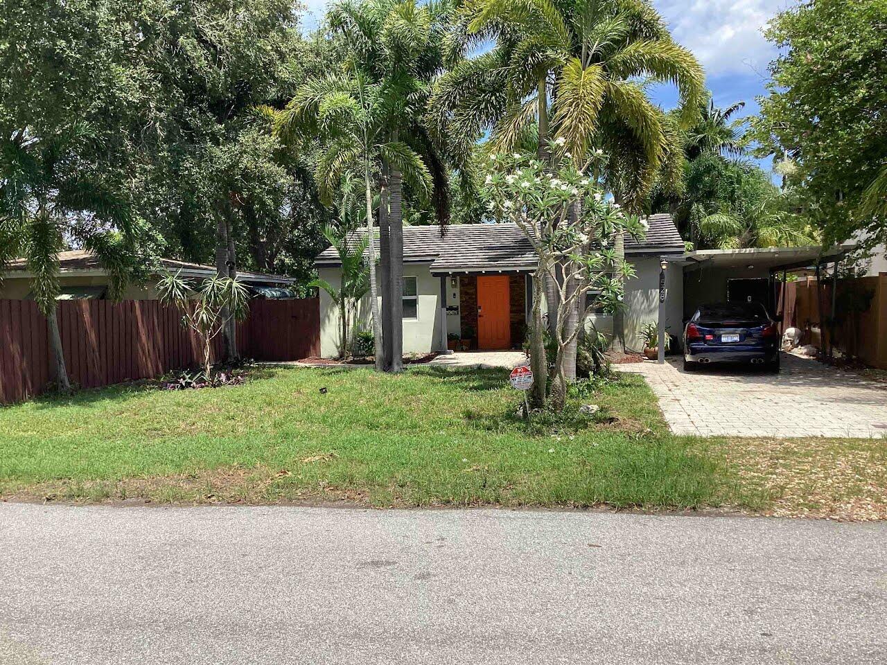 Beautiful SF 3/2 Home with an open floor plan.A true gem. Master suite to private deck. Large fenced back yard. Conveniently located.