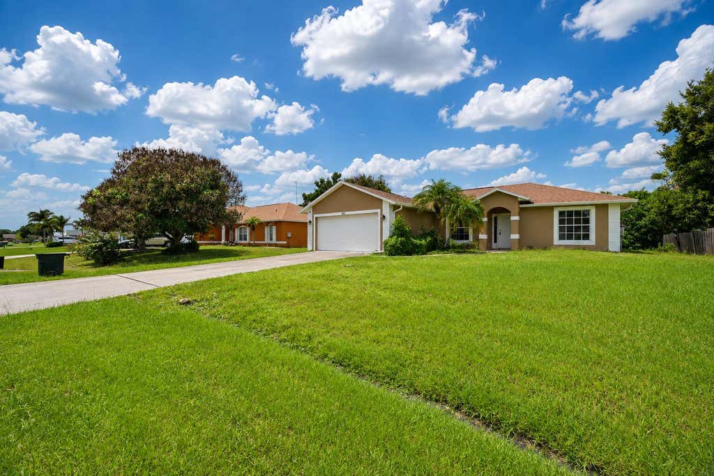Photo of 491 SE STARFLOWER Avenue, Port Saint Lucie, FL 34983 (MLS # B26060373)
