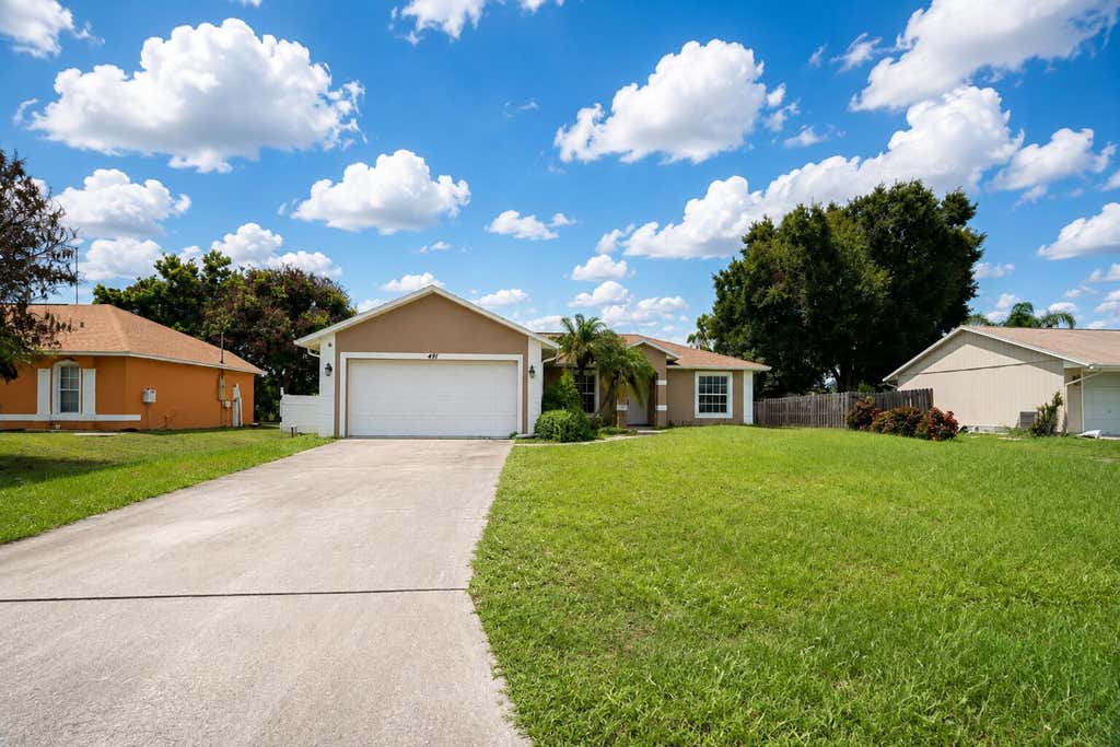Photo of 491 SE STARFLOWER Avenue, Port Saint Lucie, FL 34983 (MLS # B26060373)