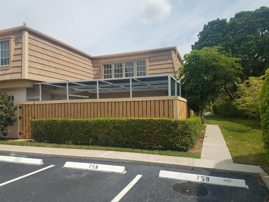 Completely updated townhome in a spectacular Palm Beach Gardens location.  Renovations include new kitchen (granite,new stainless appliances, new light fixtures) two completed remodeled full baths(new vanity with subway tile accent in half), water heater and HVAC replaced in 2016.  Roomy, private, screened-in patio was resurfaced in 2015.  Ideal location close to I-95, shopping and dining.  10 minutes to beach!  Come quickly, this property will go fast!
Owner/agent