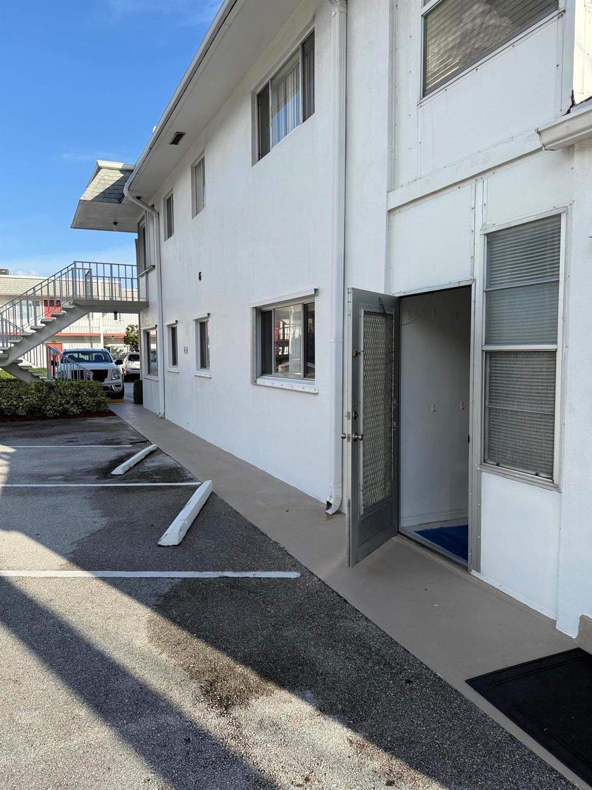 MURRY HILLS APT BLDG COND - Residential