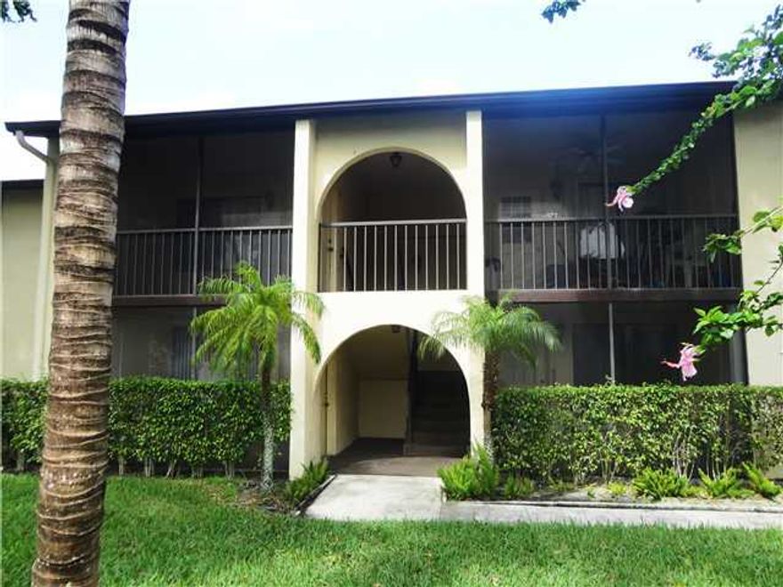 LOVELY FIRST FLOOR UNIT...LOTS OF NATURAL 
LIGHT...BOTH BATHROOMS UPDATED...TILE IN
LIVING ROOM AND DINING ROOM...UPDATED KITCHEN...GREAT COMMUNITY WITH LARGE POOL
AND CLUB HOUSE....GREAT LOCATION CLOSE
TO SHOPPING AND RESTAURANTS