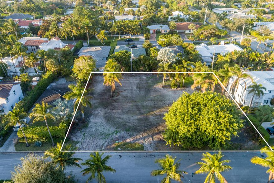 Situated east of Dixie Highway and just west of Olive Avenue rests this oversized .43 of an acre lot. Build your dream home on one of the largest lots in the south end of West Palm. Close to area beaches, parks, Flagler Drive bike trail, the Intracoastal Waterway, Worth Avenue shopping, world class dining and much more.