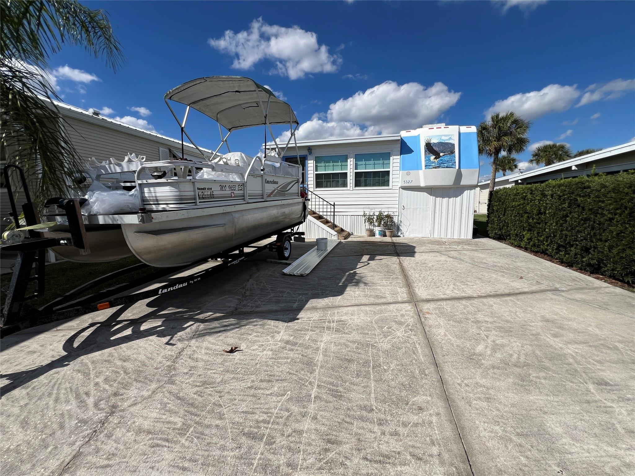 ~Ancient Oaks~ 55+ Community, Active Lifestyles- Fishing cabin- 5th Wheel with a huge FL room added. Double parking- bring the boat! Calling all fishermen.2 year old AC in 2023. Marina located in park with boat ramp & docks, fish cleaning station. Double Street. Plenty of parking!