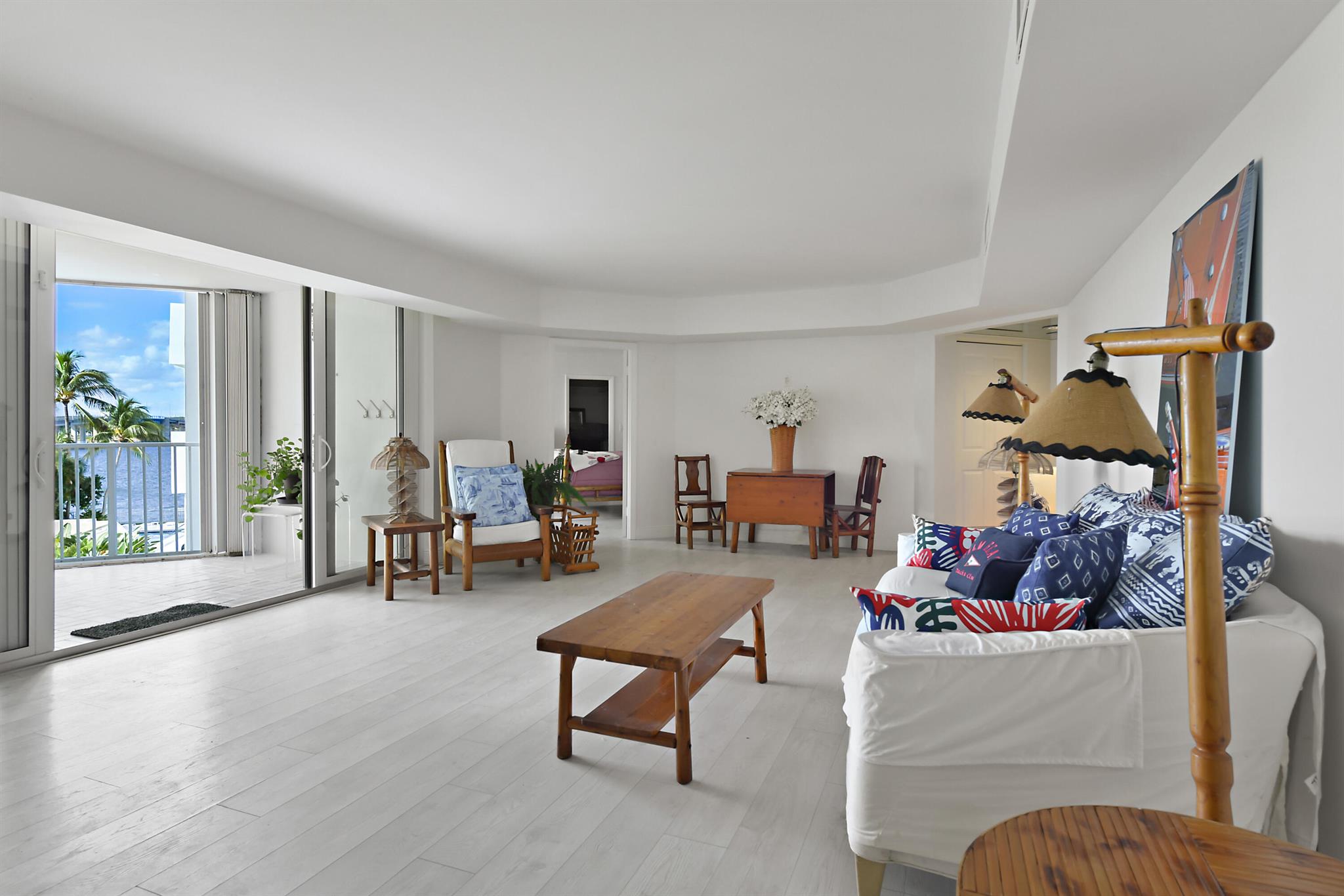 LA PALMA CONDOMINIUM - Residential