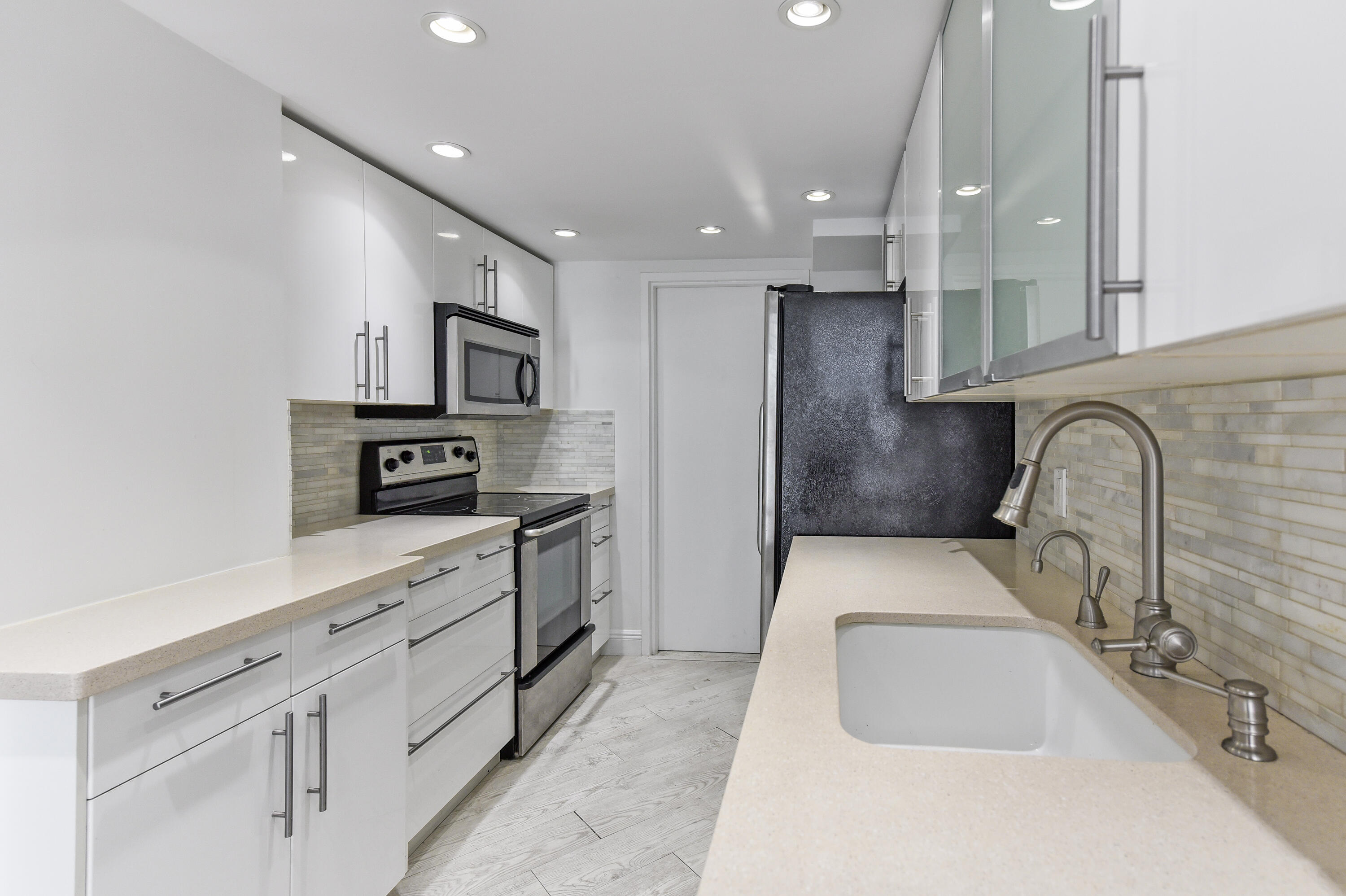 LA PALMA CONDOMINIUM - Residential