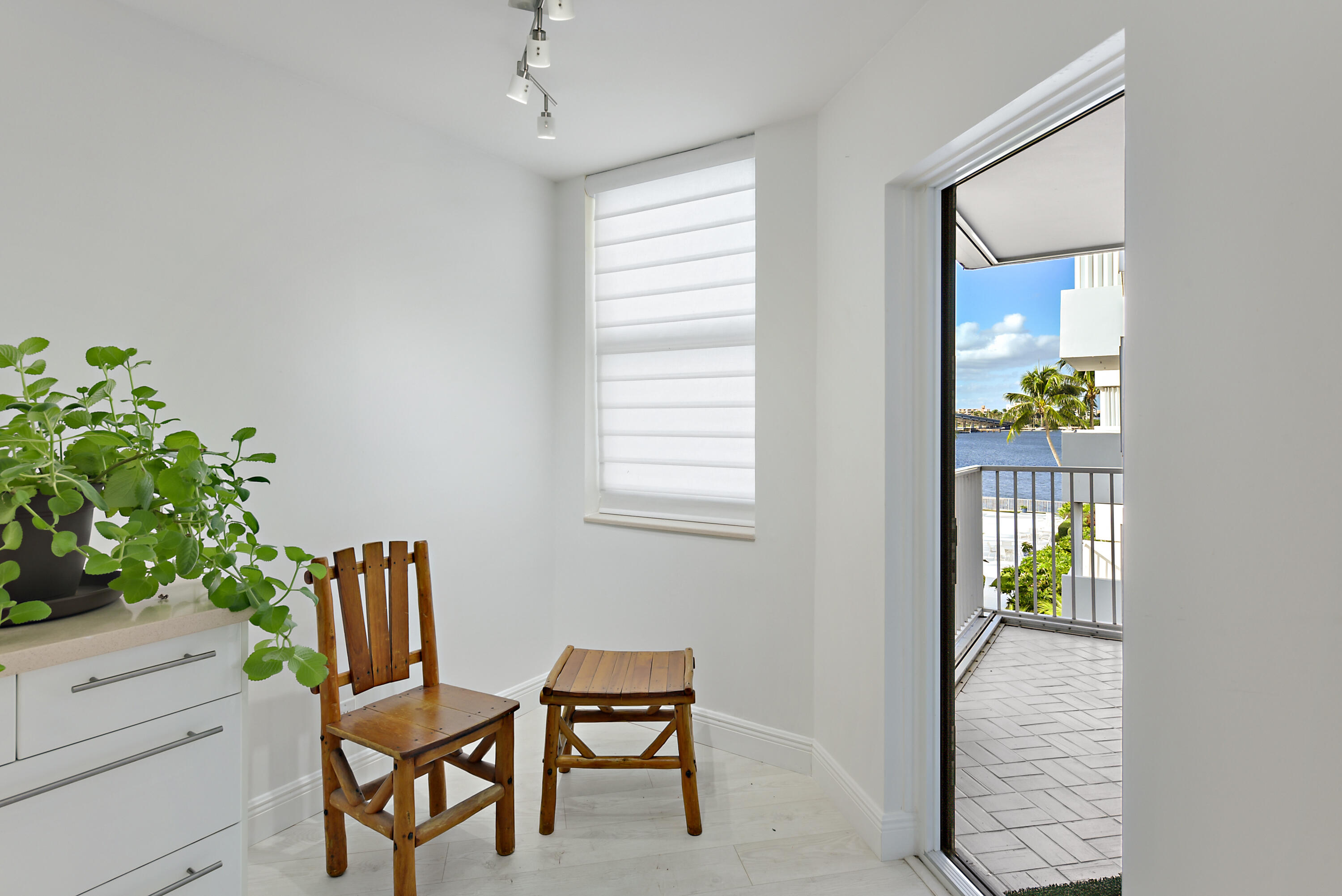 LA PALMA CONDOMINIUM - Residential