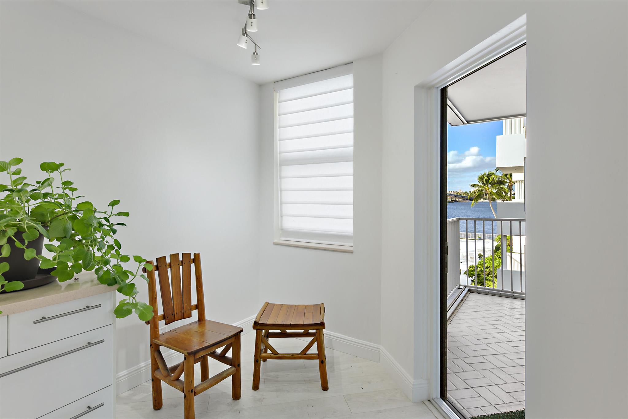 LA PALMA CONDOMINIUM - Residential