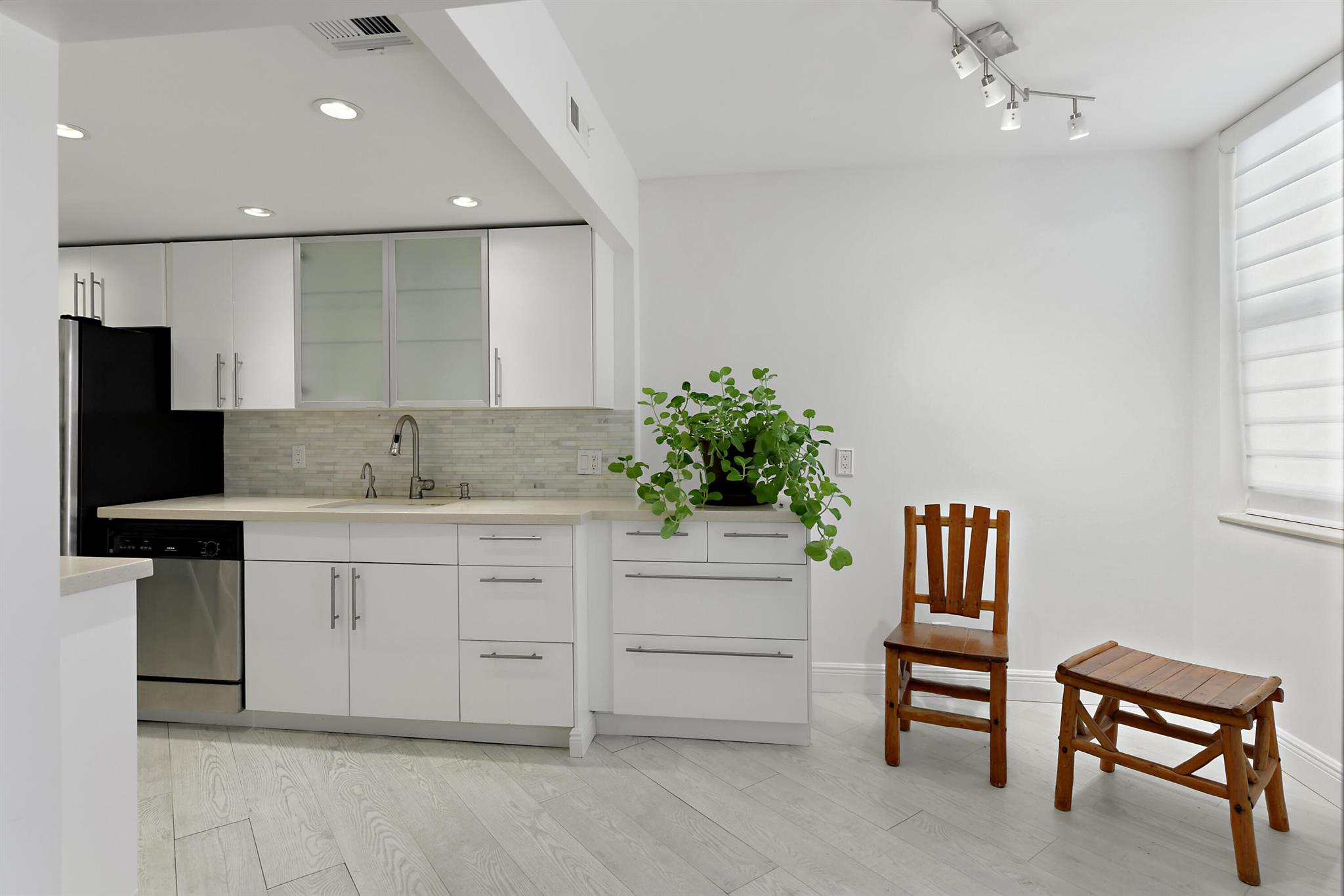 LA PALMA CONDOMINIUM - Residential